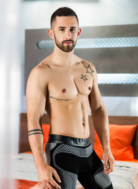 American otter Griffin Barrows and spanish hunky guy Sunny Colucci fuck after blowjob