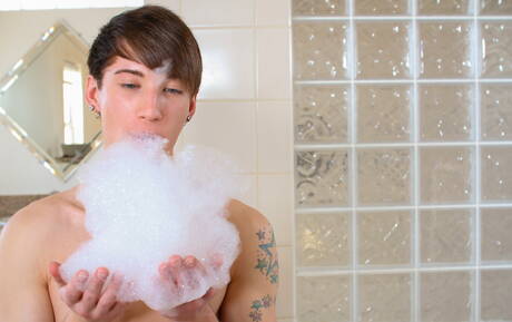 Two american dudes hot twink Damian Black and well-built Casey Everett have anal sex in bath