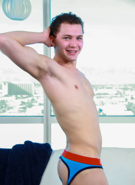 Hunky guy Max Bradley fuck ass after sucking cock