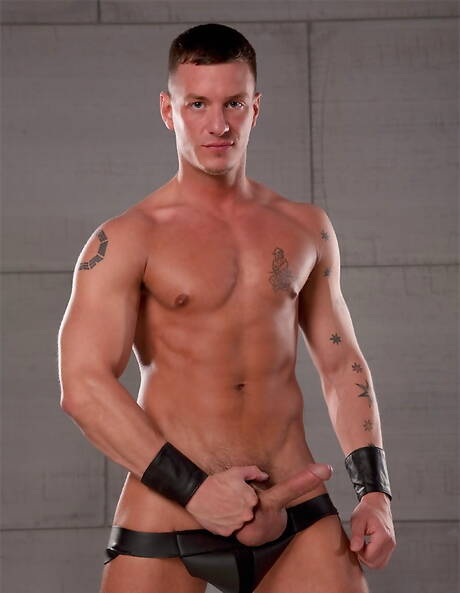 Bodybuilder Adam Knox undressing and showing nice ass