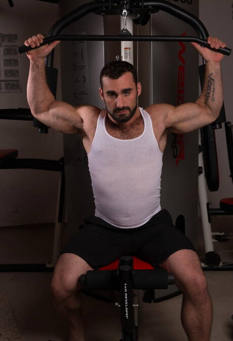 American pornstars muscular Billy Santoro and mature bear Jaxton Wheeler shows a beautiful body