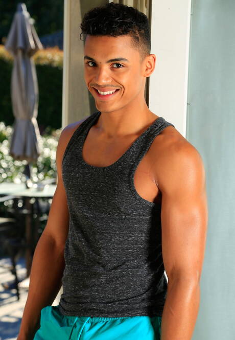 American strongman Lucas Knight and well-built Max King in hot homosexual action outdoor