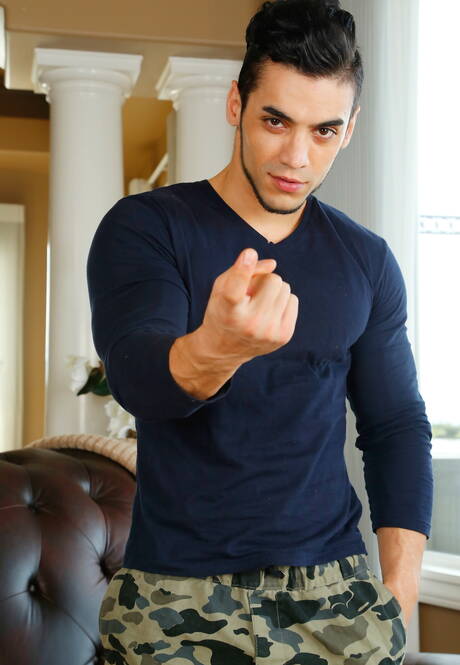 American strongman Lucas Knight and strongman Arad have a good oral sex