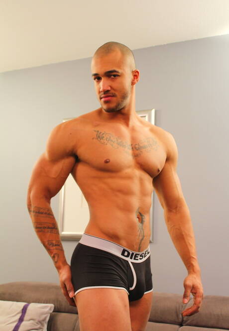 Hot guys Kiern Duecan, Jin Powers and Krave Moore in hard interracial 3some sex