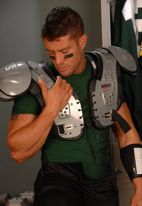 American beefcake Cody Cummings and well-built Reed Royce have a good oral sex