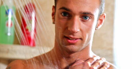 American hunk Ryan Knightly wanking in hot shower