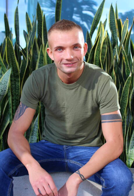 Twink Leo Wyatt posing naked outside