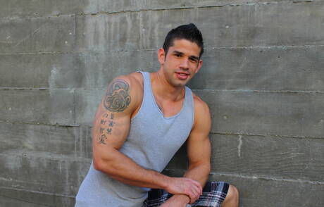 American stud Jason Richards jack off his cock outside