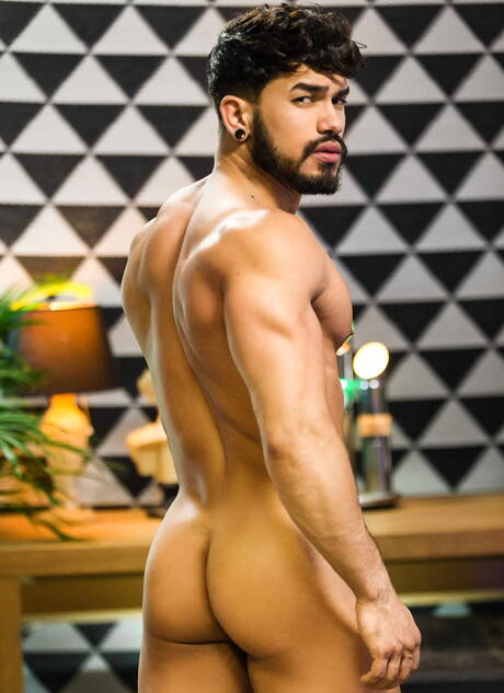 Argentinian strongman D.o. and spanish bodybuilder Pietro Duarte have a hot couple sex