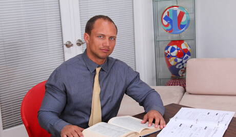 American husky guy John Magnum and english otter Dean Monroe drilling an ass with fisting