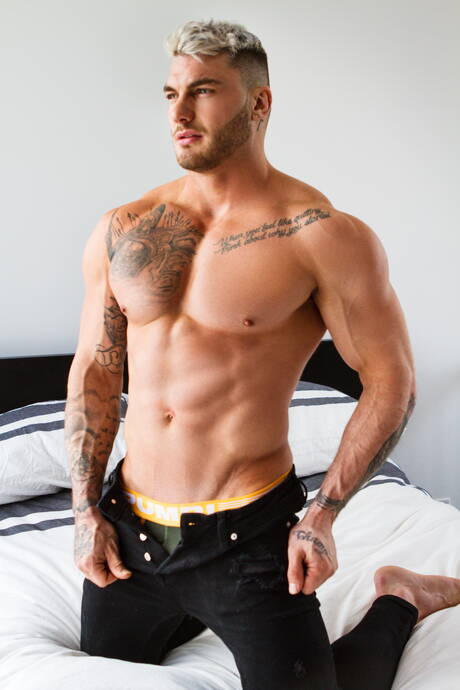 American muscular Derek Bolt and canadian tough guy William Seed sucking and fucking each other