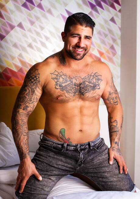 Canadian bodybuilder Ryan Bones and canadian bodybuilder Ace Quinn have a hot couple sex