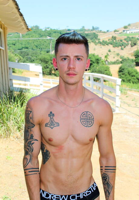 Bull Dante Foxx shows a perfect body outside