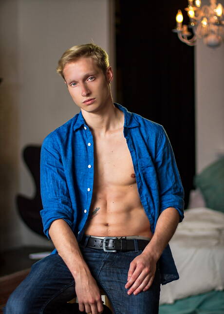 American beefy Max Carter and pretty boy Corey King have anal sex outdoor