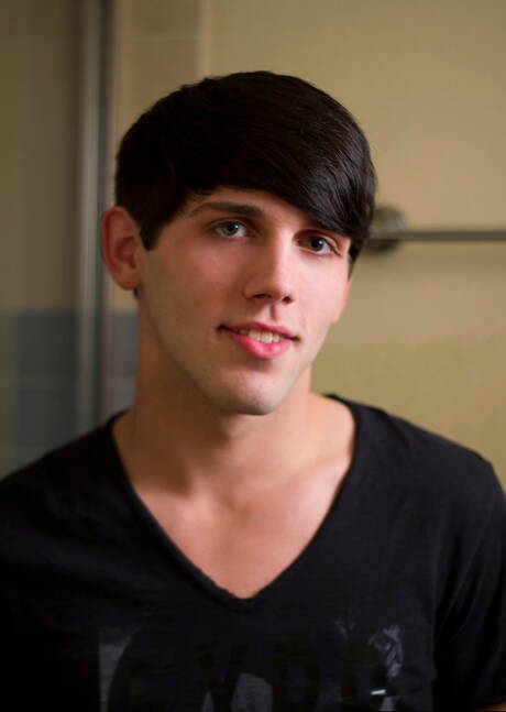 American hot twink Aiden Summers posing nude in shower