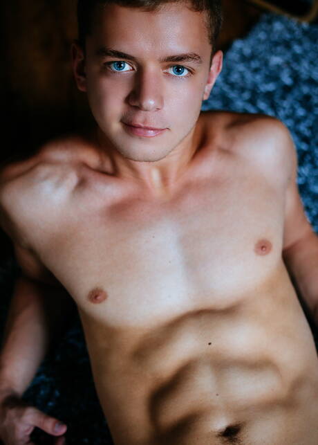 American beefcake Ian Levine get naked and showing nice ass in kitchen