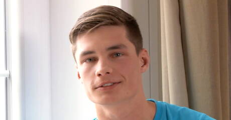 Muscular Thierry Dore jerk off