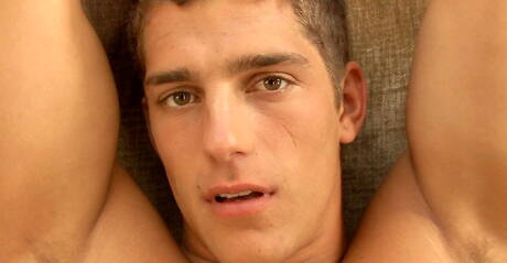 Czech beefy Ariel Vanean teasing his cock in hot shower