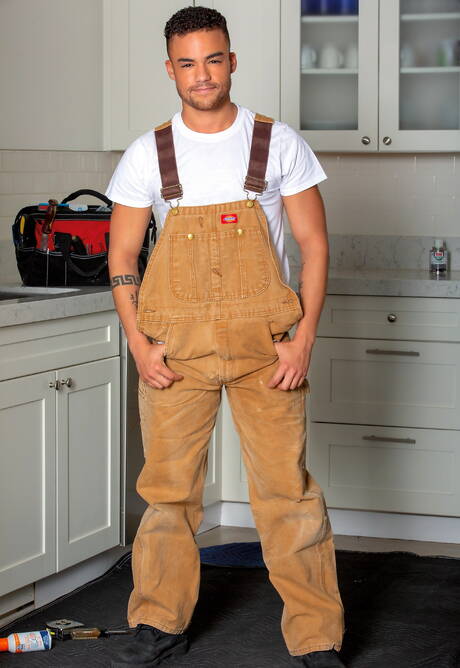 American beefcake Beaux Banks and  Dan Saxon banged each other in kitchen