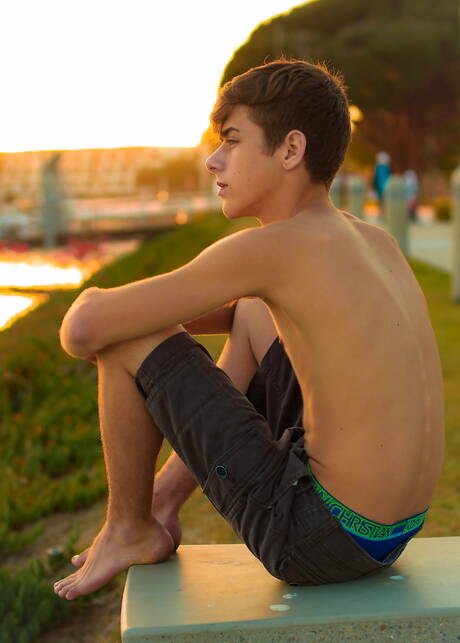 American twink Joey Mills shows a beautiful body at the pool