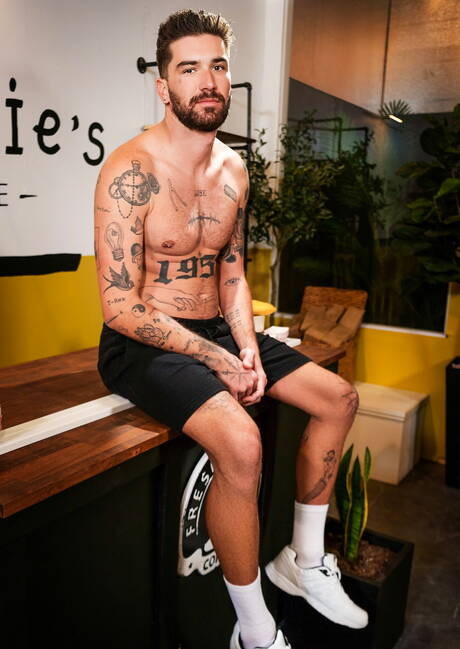 American pretty boy Joey Mills and french tough guy Chris Damned fuck ass after blowjob