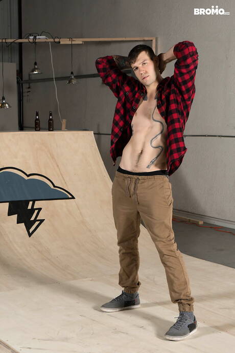 American beefy Buck Richards and mexican bull Draven Navarro sucking and fucking each other