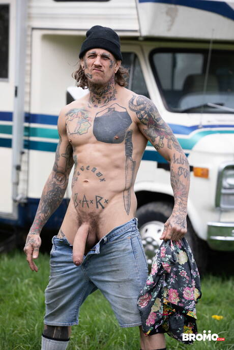 Canadian hunky guy Bo Sinn and american hairy stud James Fox in hot homosexual scene outside