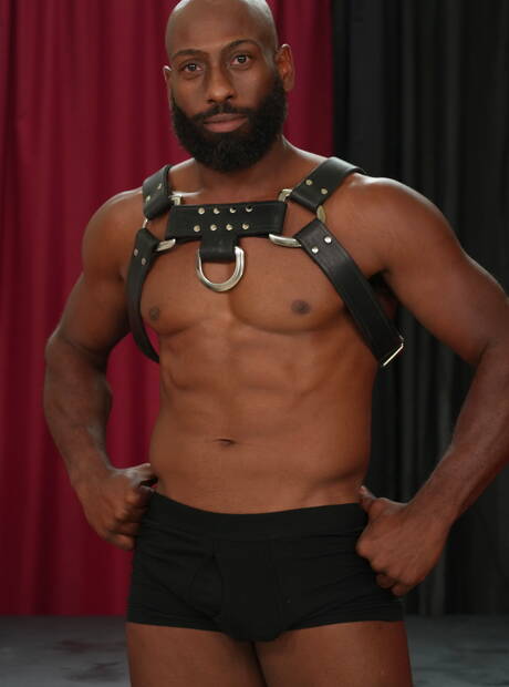 Strongman Kinky Viktor and black strong bull Jj Lake have interracial anal sex