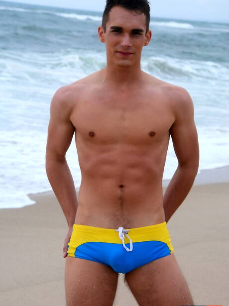 Mickey Taylor, Orlando, Paul Walker, Pedro Ribeiro in male gangbang on beach