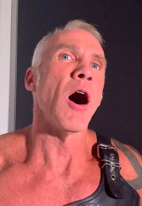 American beefcake Dallas Steele likes to be dominated and humiliated