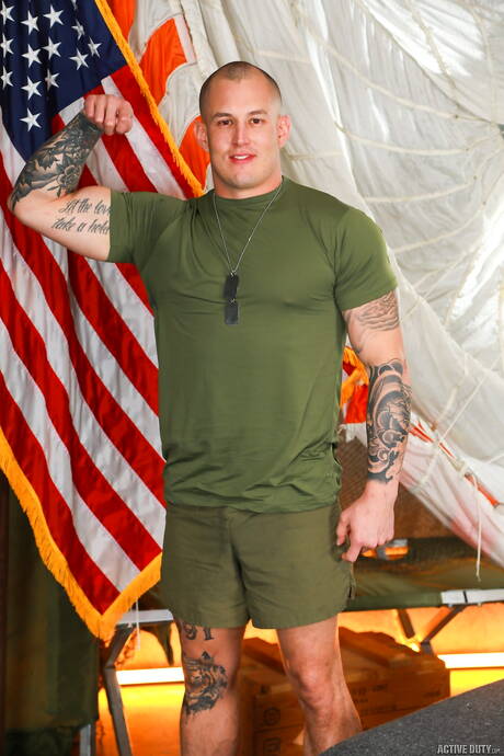 Tough guy Brock Kniles and well-built Liam Hunt drilling an ass