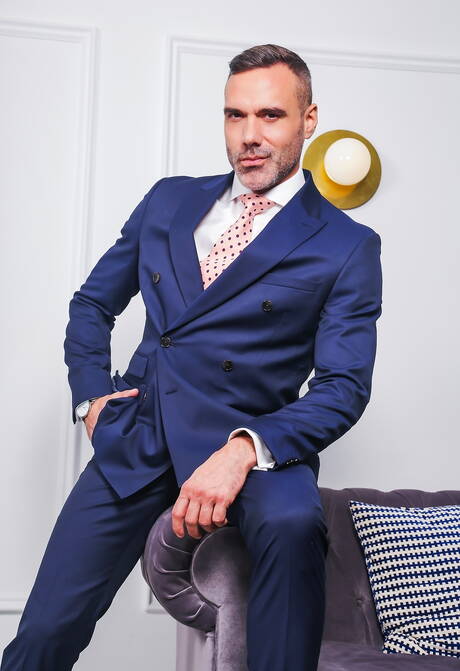 Canadian muscular Manuel Skye stripping off