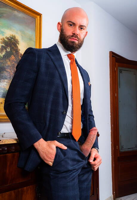 Husky guy Bruno Max and beefcake Emir Boscatto fuck after dick sucking at the pool