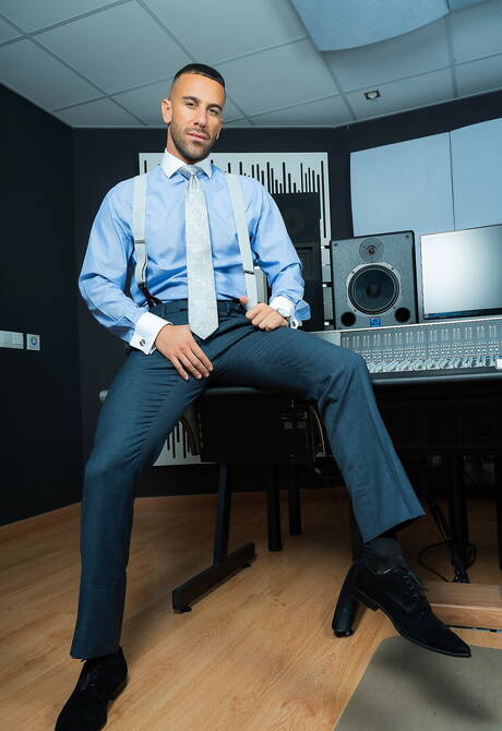 Beefy Gustavo Cruz and hunky guy Manuel Skye make a love