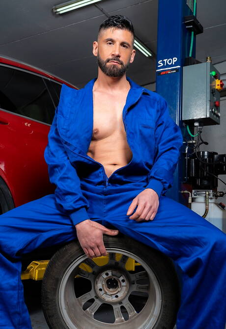 Strongman Drew Dixon and hunky guy Justin Jett in hot anal sex