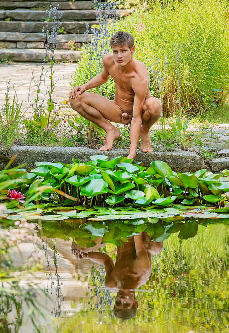 Hot czech dudes pretty boy Danny Defoe and pretty boy Liam Efron posing naked in the pool