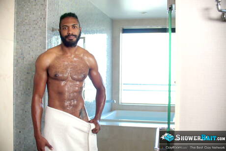 Hot american dudes strongman Buck Richards and hunk Hunter Triad have a good interracial sex in bath