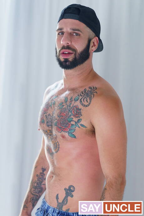 Canadian beefcake Romeo Davis and canadian beautiful boy Edward Terrant fuck after blowjob in bathroom