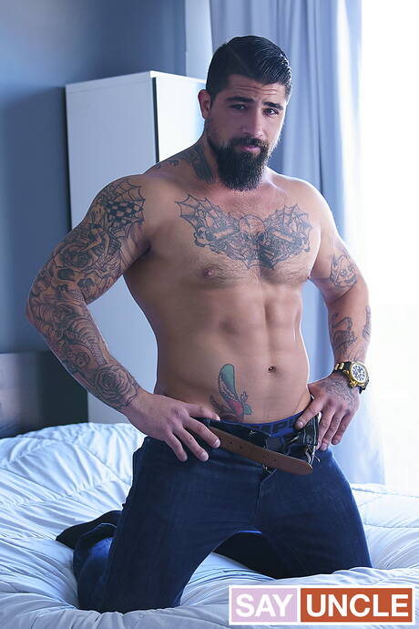 Canadian bull Ryan Bones and russian pretty boy Lev Ivankov have a good sex