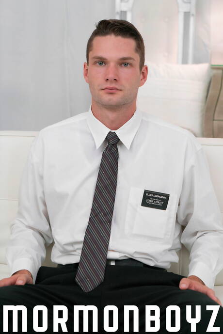 Beefy Elder Dobrovnik and tough guy Max Sargent shows a perfect body