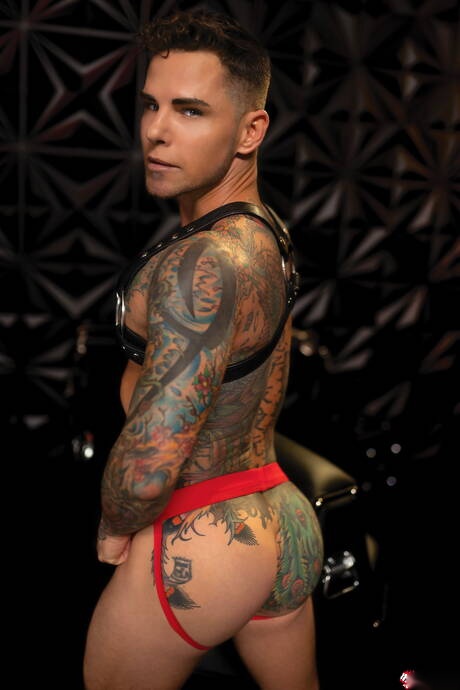 Hot Brian Bonds, Jim Fit and Archer Croft in hard threesome sex with fisting