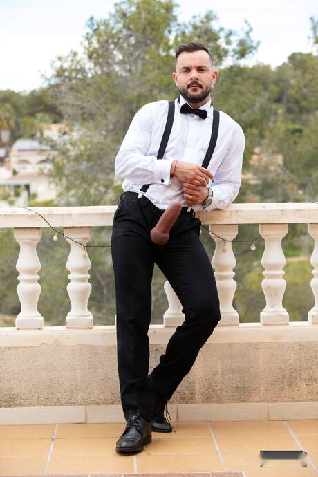 Spanish muscular Allen King and portuguese bear Sir Peter have a hot sex outside