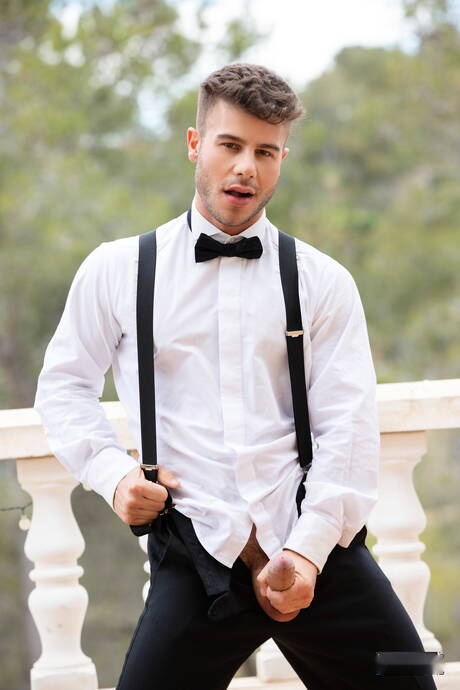 Spanish muscular Allen King and portuguese bear Sir Peter have a hot sex outside