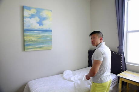 Pretty american boys bodybuilder Jessie Lee and young boy Isaac Lin fuck after dick sucking