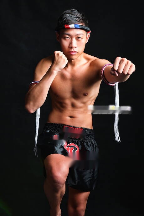 Husky guy Don and muscular Hen shows a perfect body