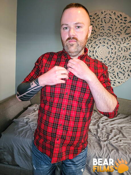 Hot bear Riley August jerk off his dick