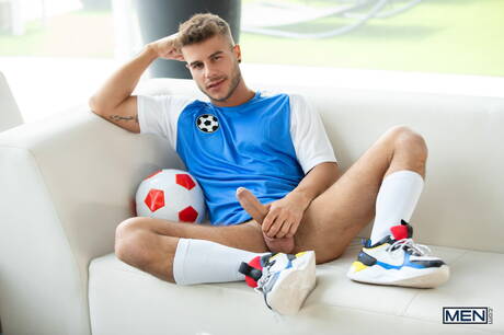 Spanish tough guy Allen King and canadian strong bull Malik Delgaty fuck after blowjob