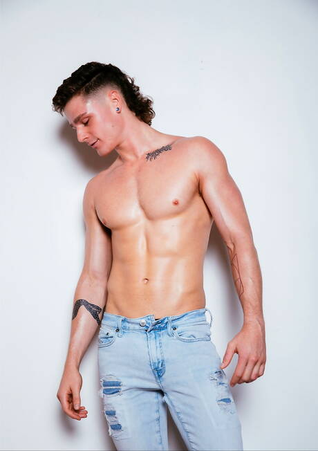 Hunky guy Chris Andy and american strongman Travis Stevens fuck ass after sucking