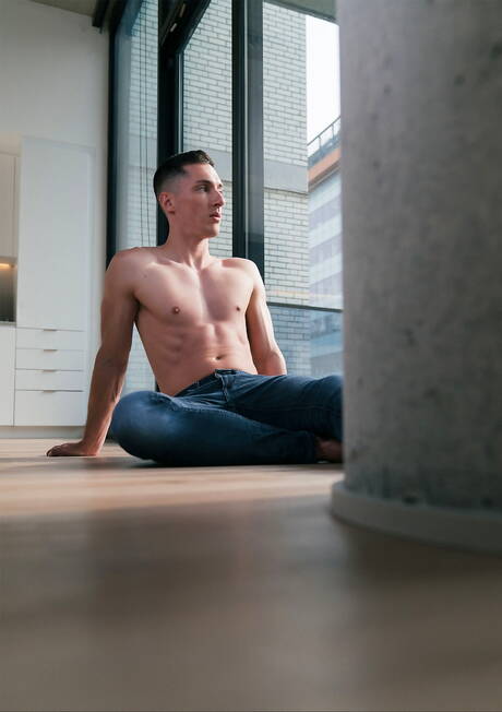 Latin husky guy Angel Elias and american muscular Tristan Hunter have anal sex outdoor