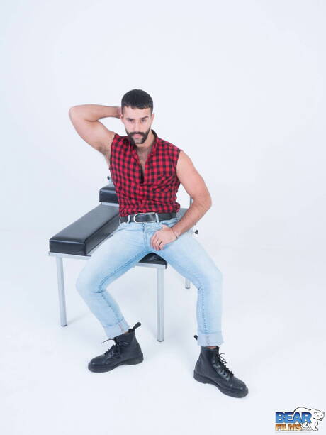 French hairy bear Teddy Torres shows a beautiful body